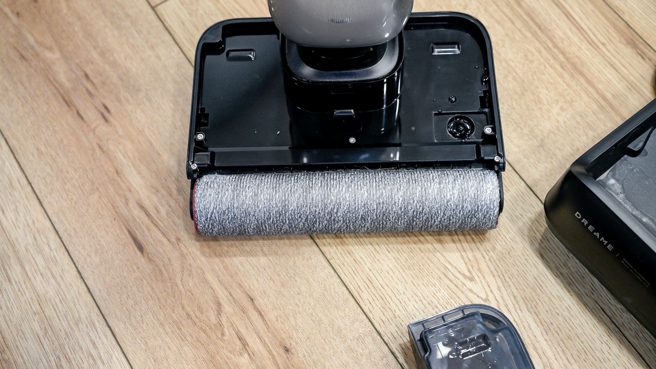 The head and roller of a Dreame Aero Pro Wet Dry Vacuum