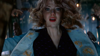 Emma Stone as Gwen Stacy dying in The Amazing Spider-Man 2