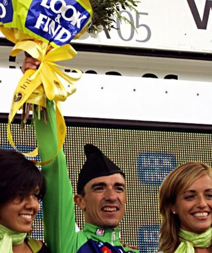 Eladio Jimenez (Comunidad Valenciana) waves from the podium