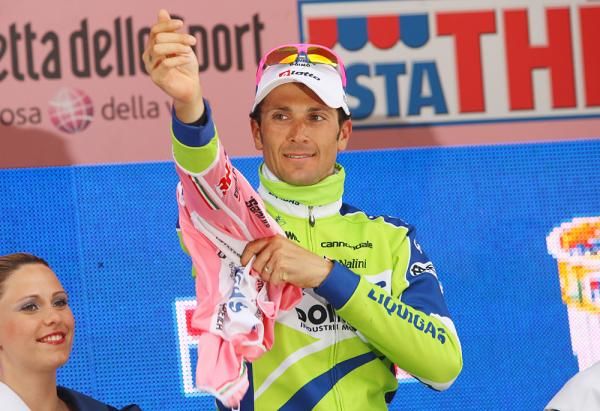 Ivan Basso (Liquigas-Doimo) dons the pink jersey in Aprica