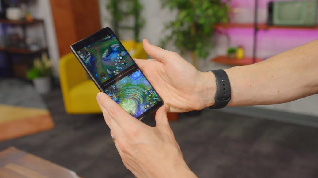 Running two apps in parallel space will even transfer to the Magic V2's external display if the phone is closed.