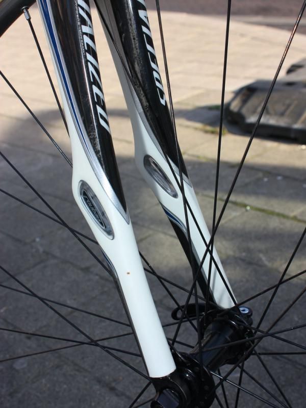 The Zertz inserts are notably larger on the Project Black frame than on the Roubaix SL2.