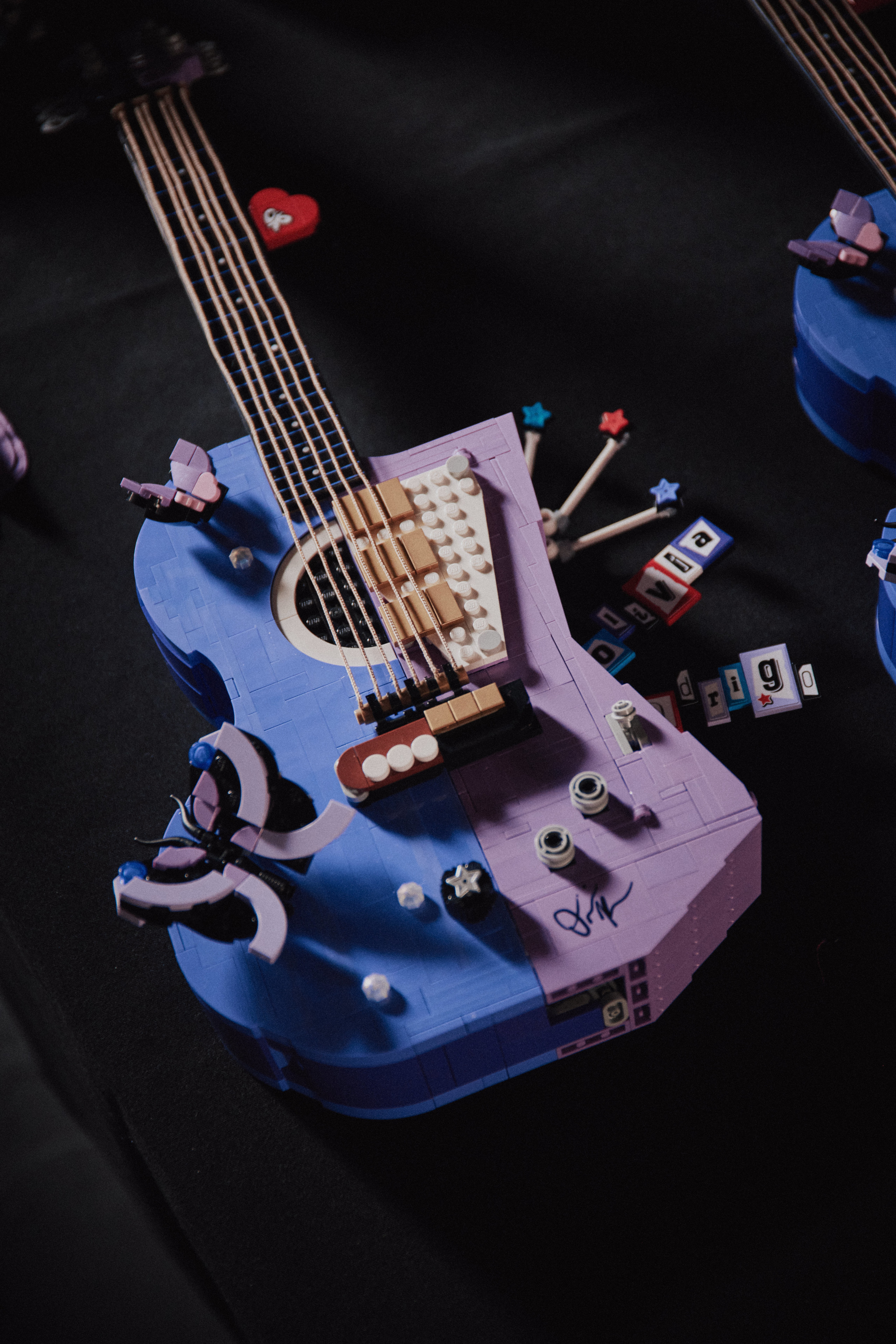 Olivia Rodrigo&amp;rsquo;s Dual Guitar, set 43031