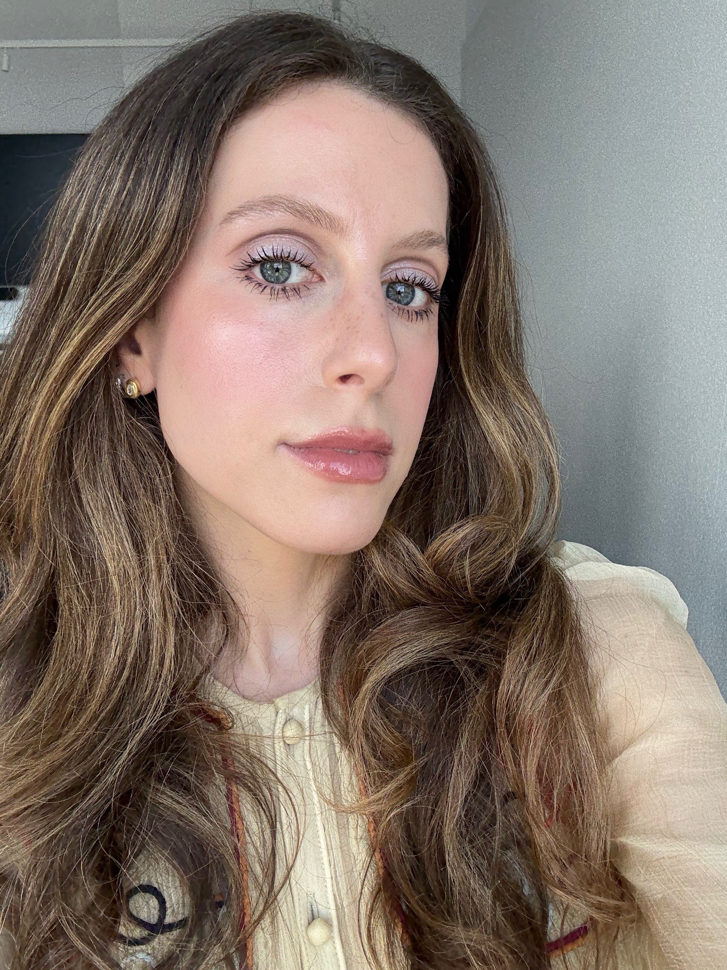 An image of Jamie Schneider wearing '70s-inspired makeup by celebrity makeup artist Carolina Gonzalez.