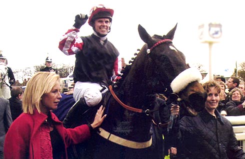 Amberleigh House wins the 2004 Grand National