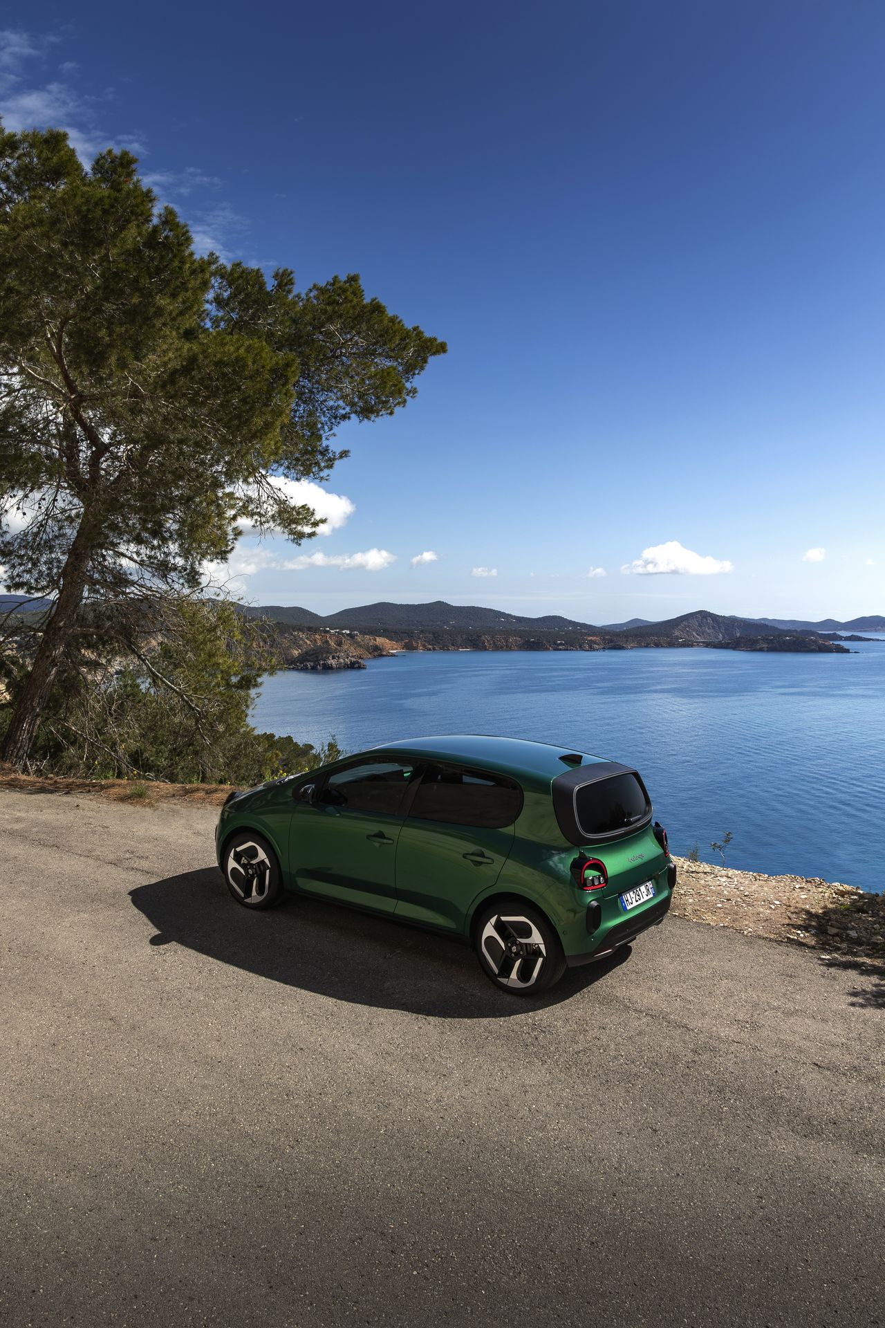 Static images of the Twingo in Ibiza with the sea behind it