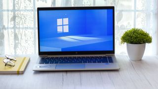 Fotografi av en laptop som kjører Windows 11 