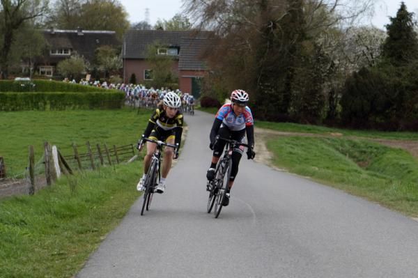 Olga Zabelinskaya (Rusvelo) and Linda Ringlever (Bike 4 Air) caught Haulser and counterattacked
