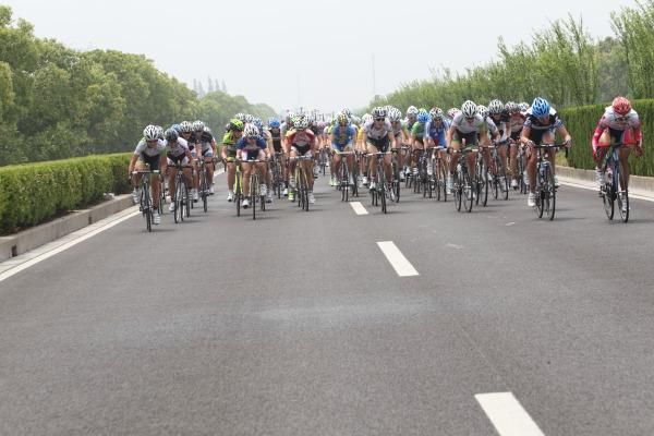 The bunch reacts to an acceleration at about kilometre 45.