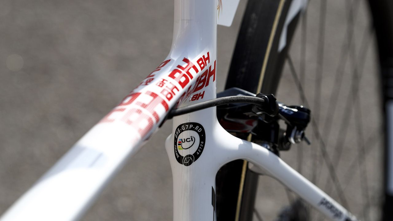 The carbon frame features full internal cable routing