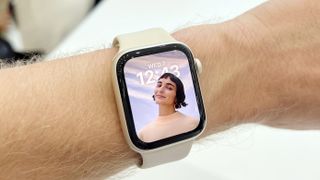 Apple Watch SE 2 ihmisen ranteessa naistaustakuvan kera