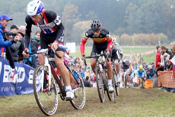 US champion Jeremy Powers (Rapha-Focus) and Sven Nys (Landbouwkrediet-Euphony) head the chase effort of the four leaders.