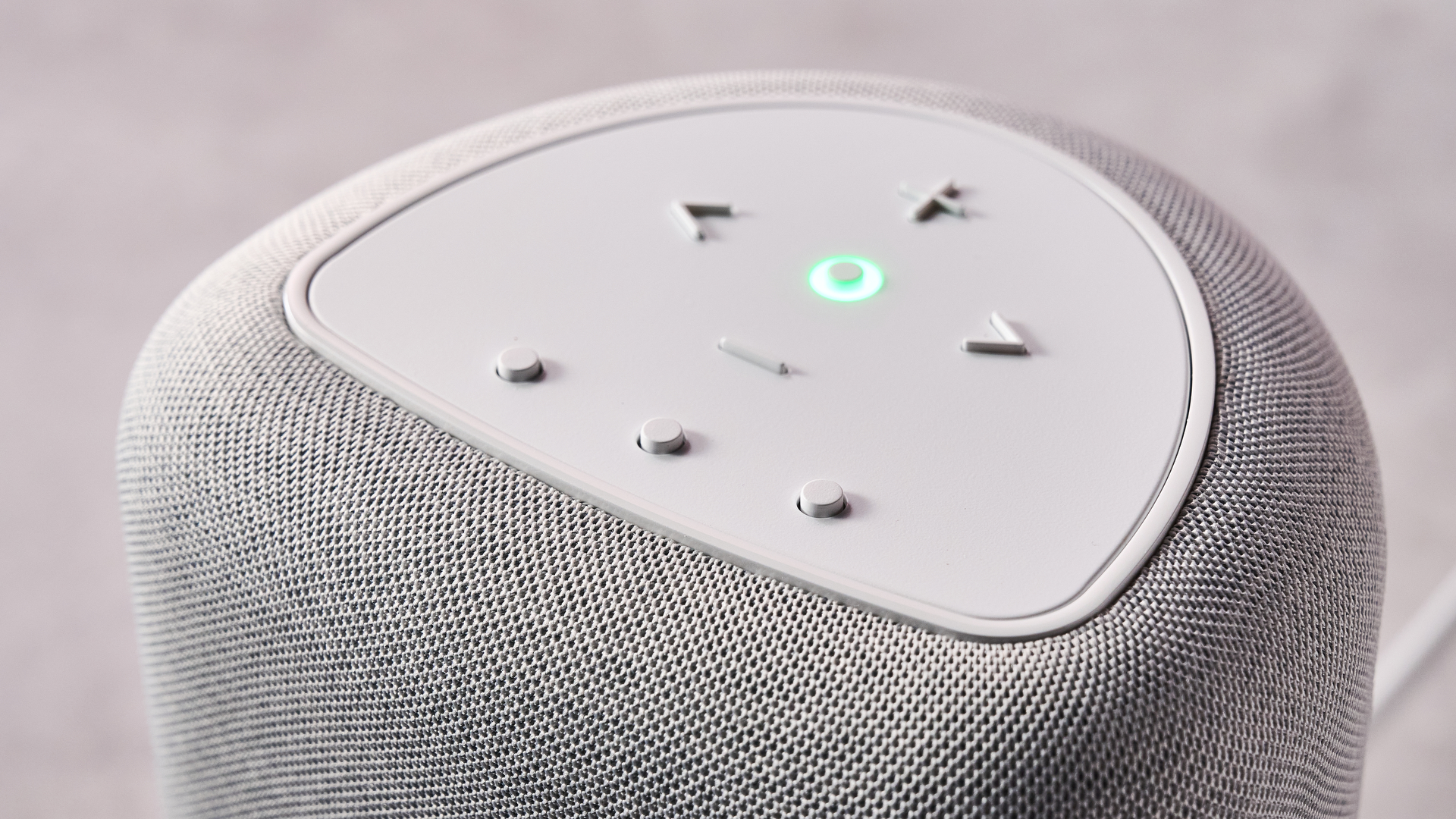 A closeup of the buttons on the top of the Bluesound Pulse Flex, showing the skip forward, skip forward, play / pause, volume up and down and three shortcut buttons.