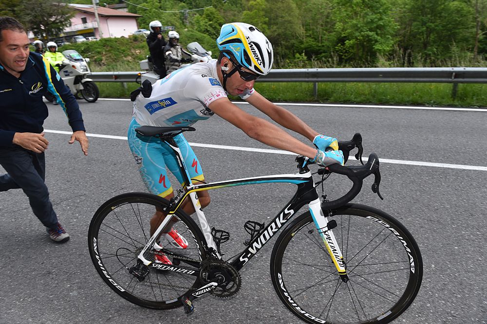 Aru had troubles of his own on the descent of the Mortirolo