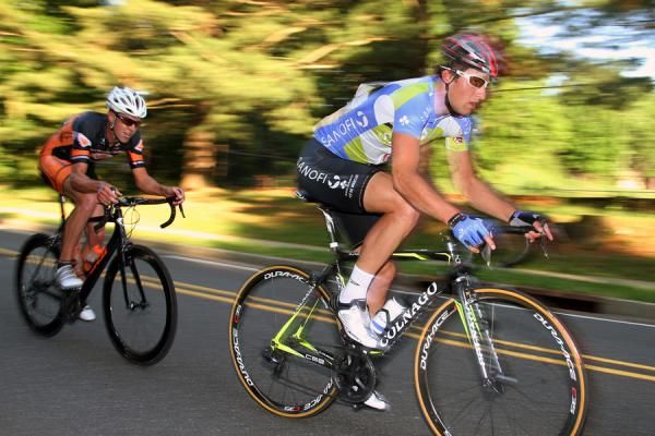 Olympian Bobby Lea (Pure Energy-ProAirHFA) bears down on a TT1 rider.