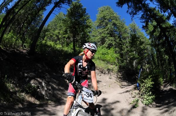 Lauren Gregg descending the mountain in the U23 race