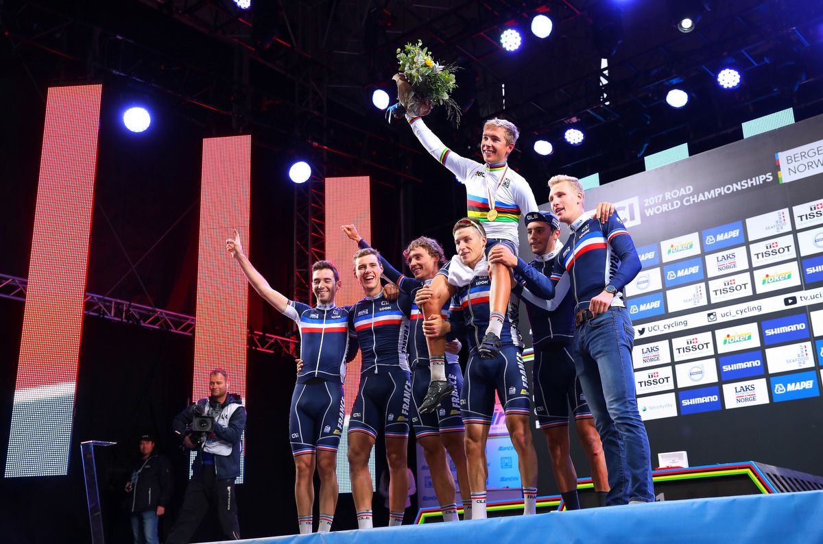 The French team with U23 champion Benoit Cosnefroy on their shoulders