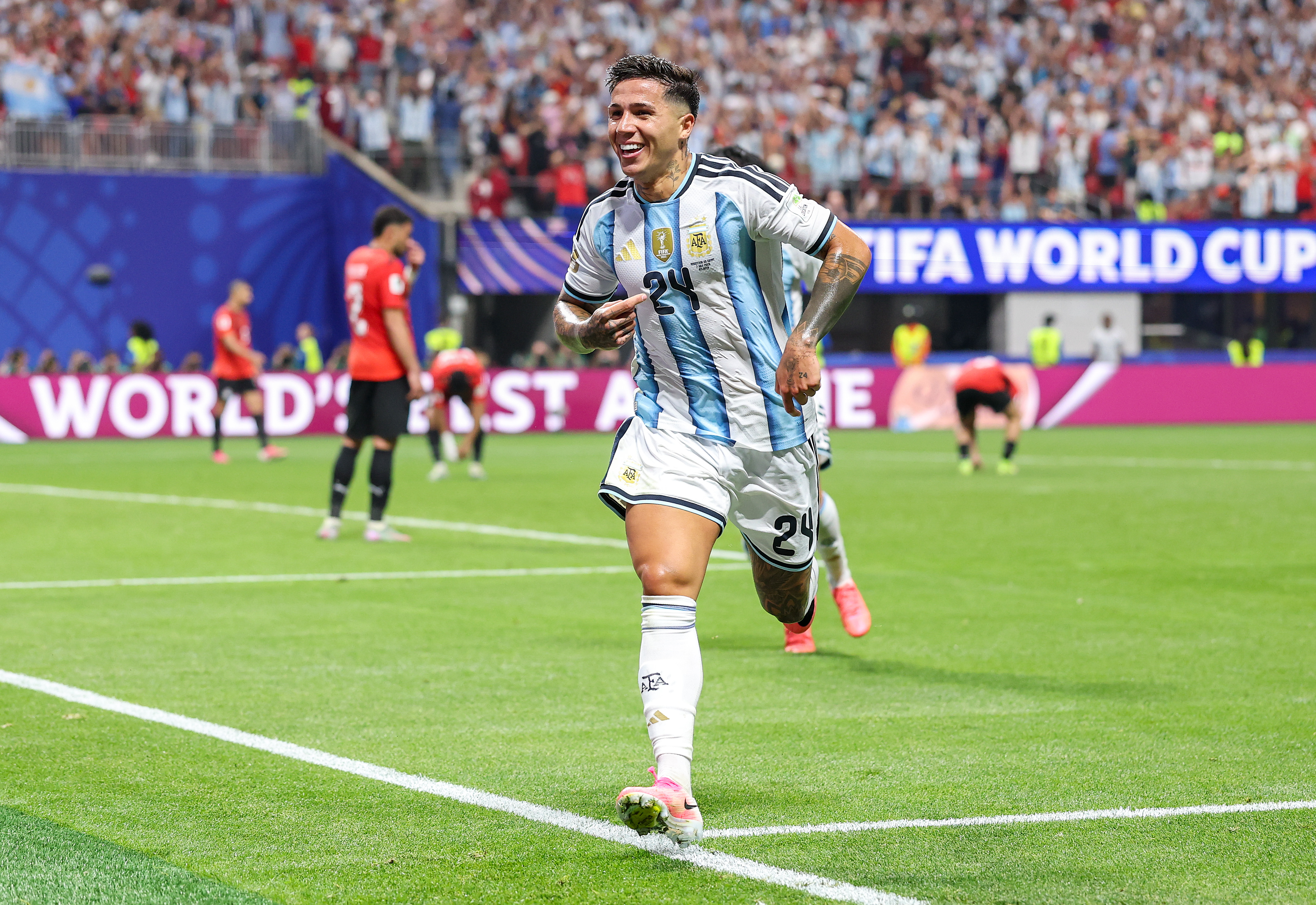 ATLANTA, GEÓRGIA - 07 DE JULHO: Enzo Fernandez nº 24 da Argentina comemora marcando o terceiro gol de seu time na partida das oitavas de final da Copa do Mundo FIFA de 2026 entre Argentina e Egito
