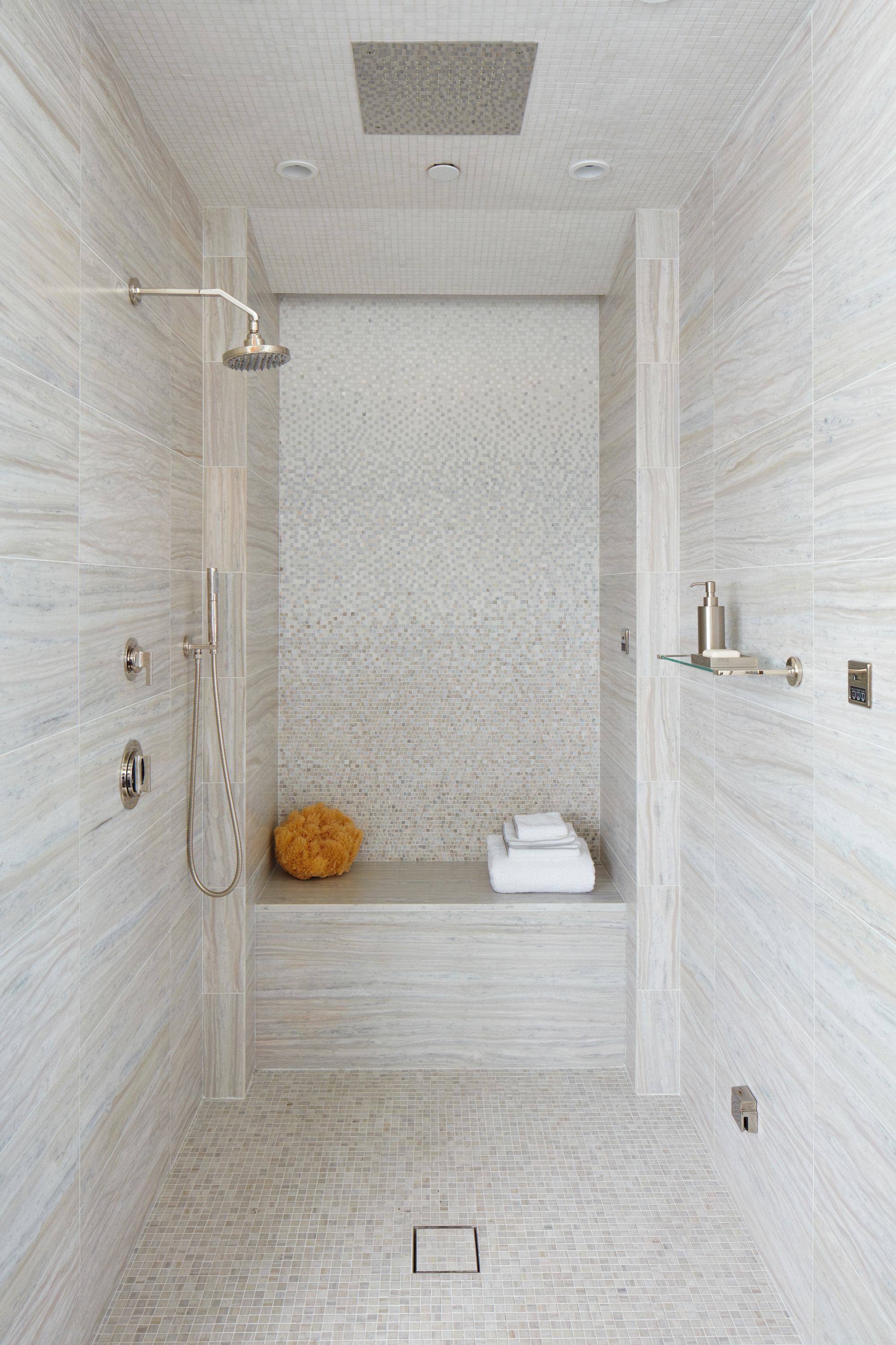douche à l'italienne neutre avec banc de douche, mélange de carrelage grand et petit format