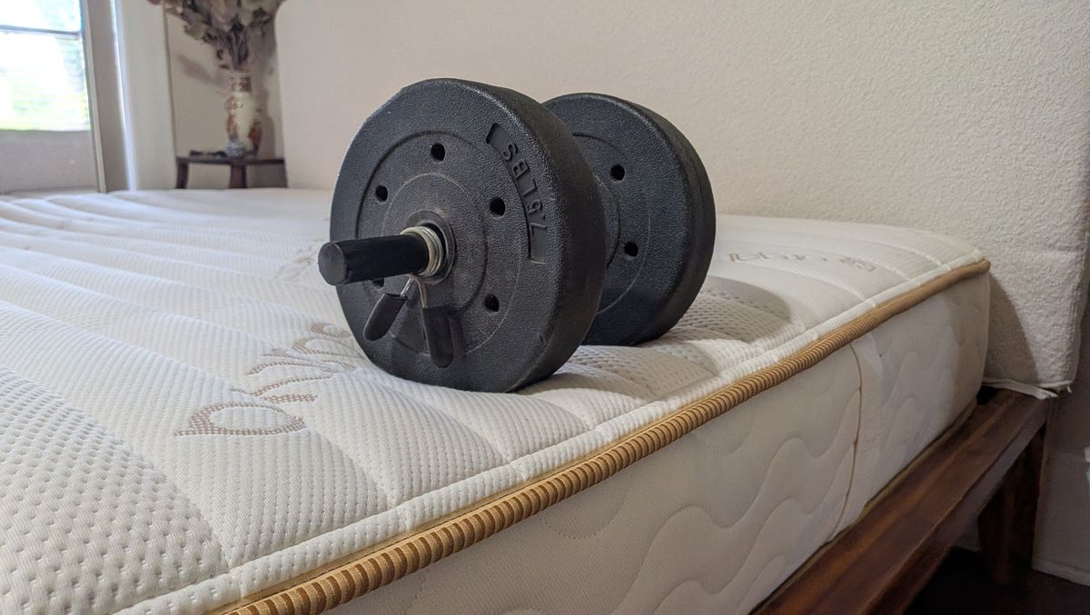 A 15lb weight on the edge of the Saatva Zenhaven Latex mattress