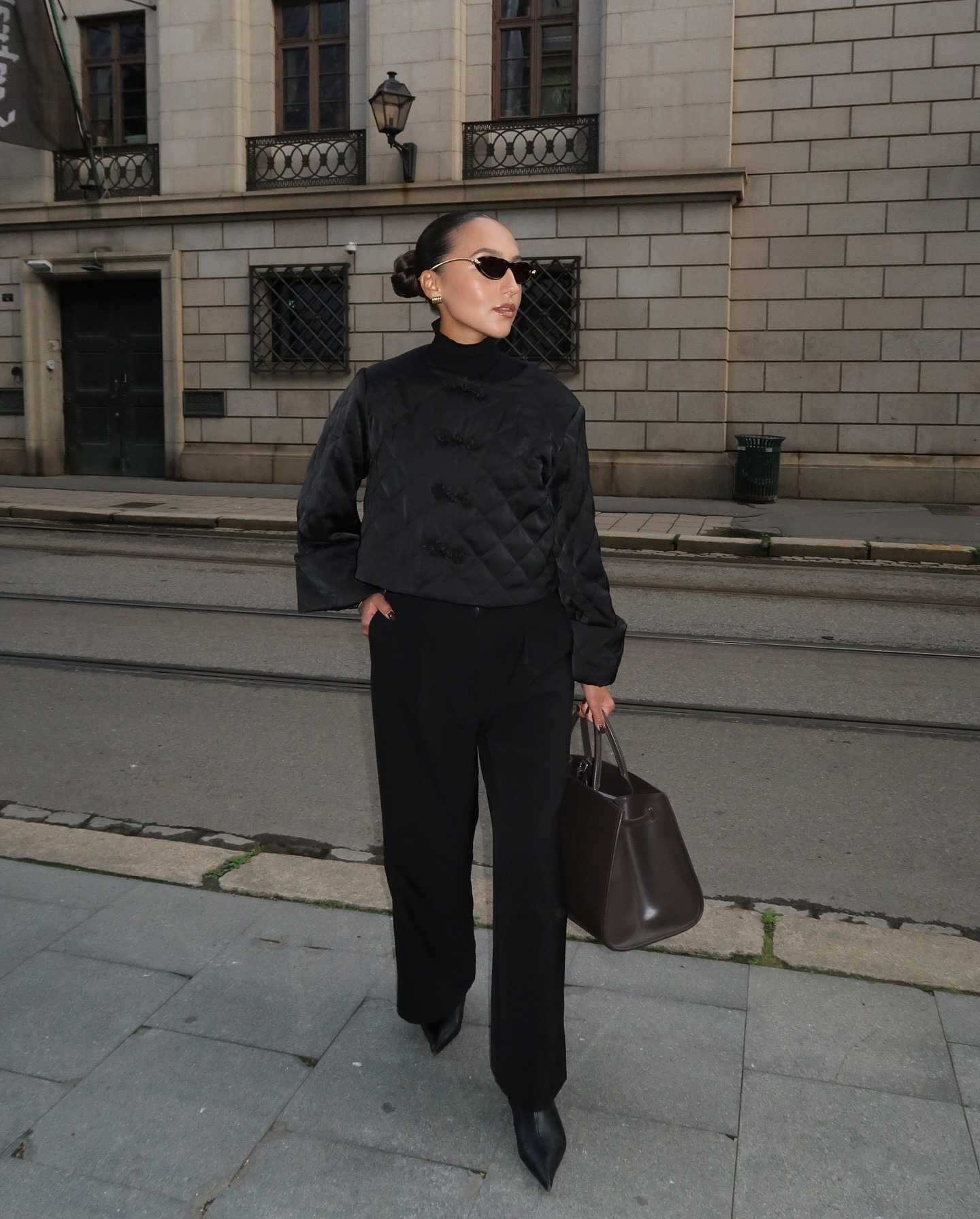 An influencer wearing a black trousers outfit.