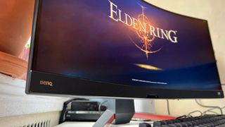 En BenQ gaming-skjerm fotografert nedenfra mens den kjører Elden Ring.