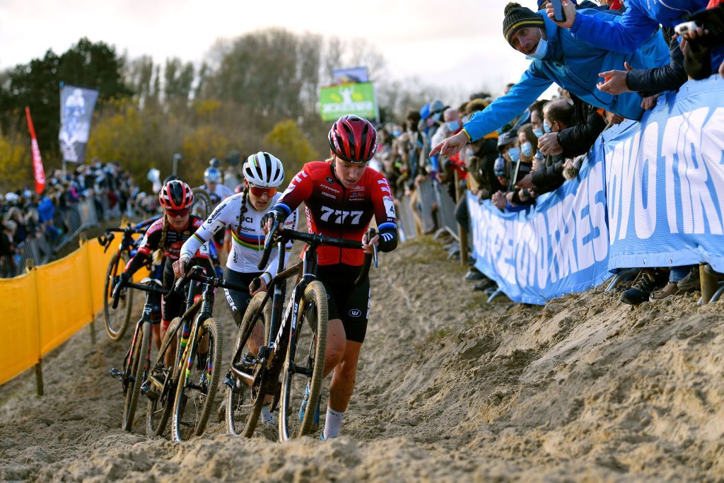 KOKSIJDE BELGIUM NOVEMBER 21 LR Lucinda Brand of The Netherland and Team Baloise Trek Lions and Annemarie Worst of The Netherlands and Team 777 compete during the 50th Koksijde UCI CycloCross Worldcup 2021 Womens Elite CXWorldCup on November 21 2021 in Koksijde Belgium Photo by Luc ClaessenGetty Images