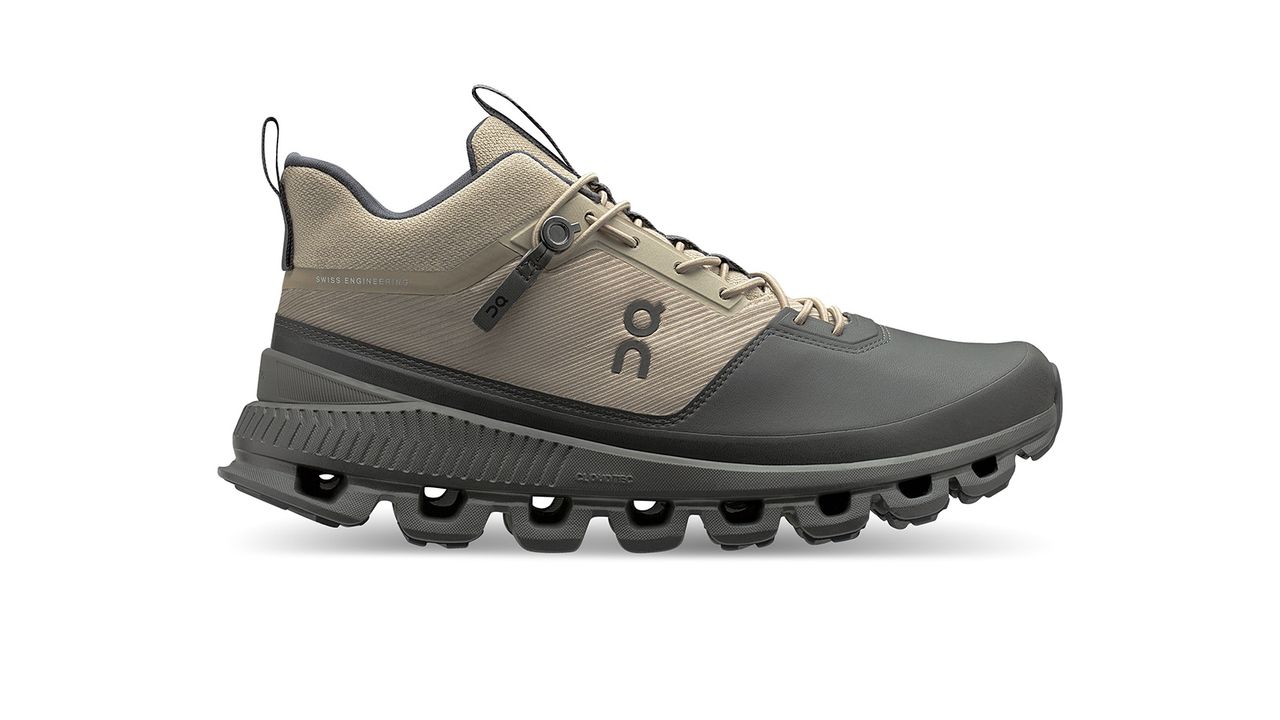 The On Cloud Hi women's in Sand / Eclipse