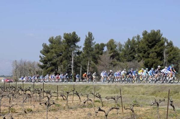 The peloton enjoyed warmer weather and sunshine on stage 6