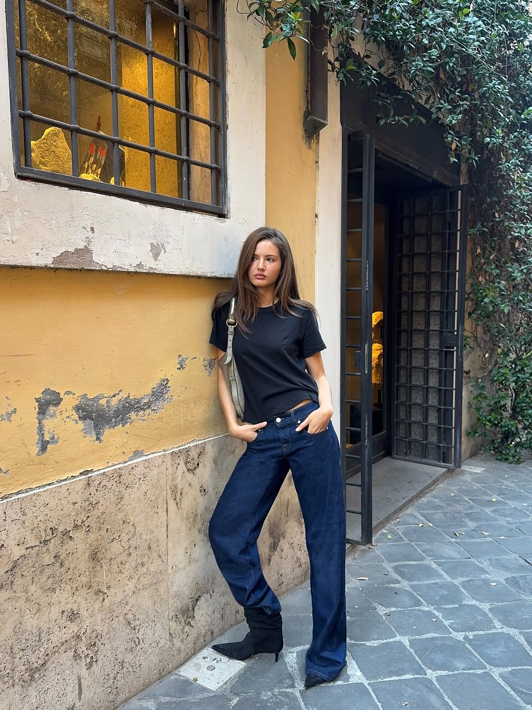 woman wearing best shoes to wear with dark wash jeans