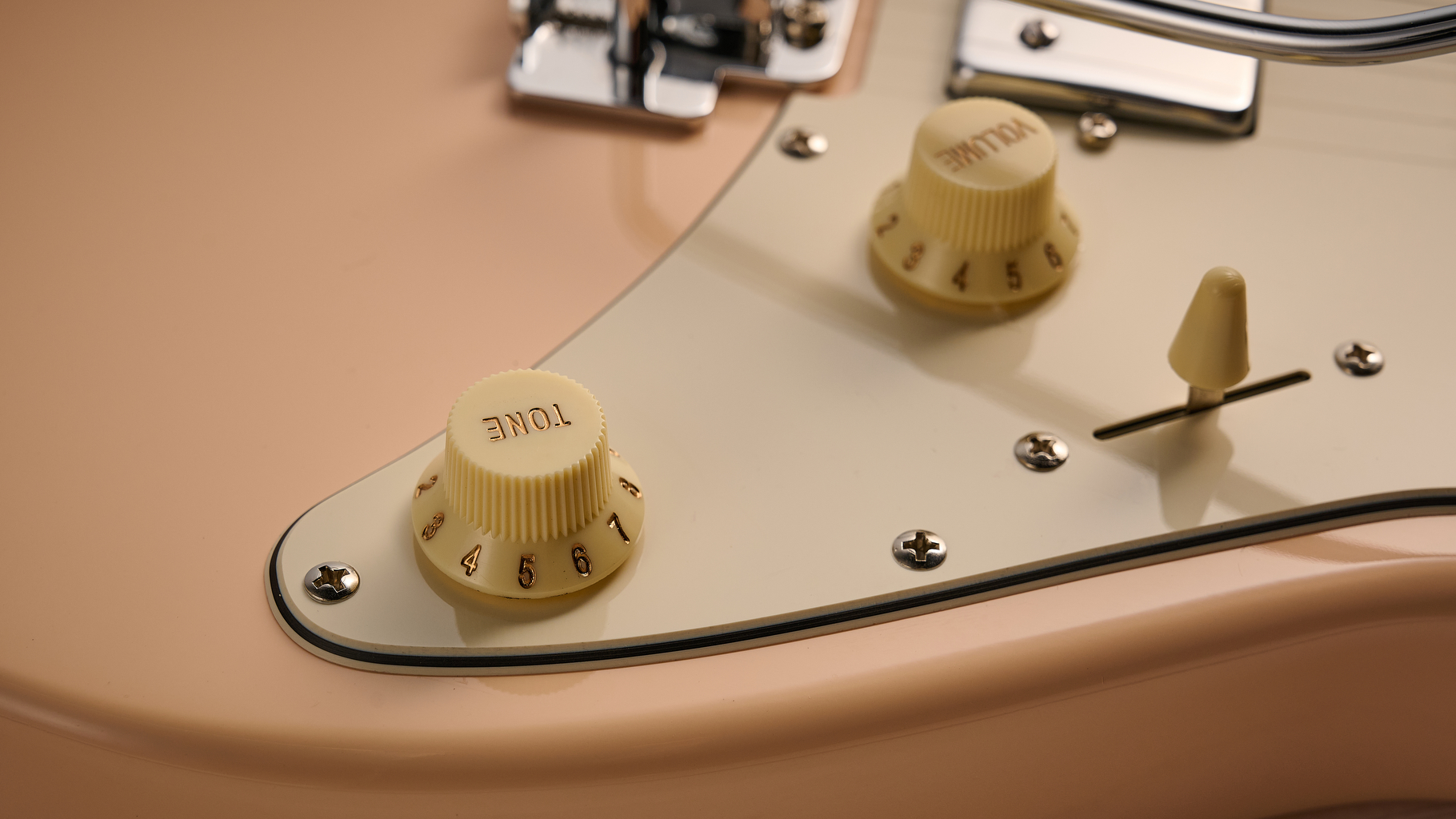 Close up of the knobs on the Cort G200SE electric guitar
