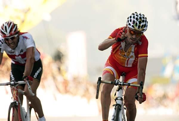 Spain's Samuel Sanchez arrives at the finish with world time trial champion Fabian Cancellara (Switzerland)