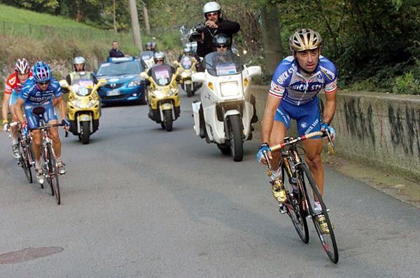 Paolo Bettini (Quickstep) forces Simoni and Schleck to chase