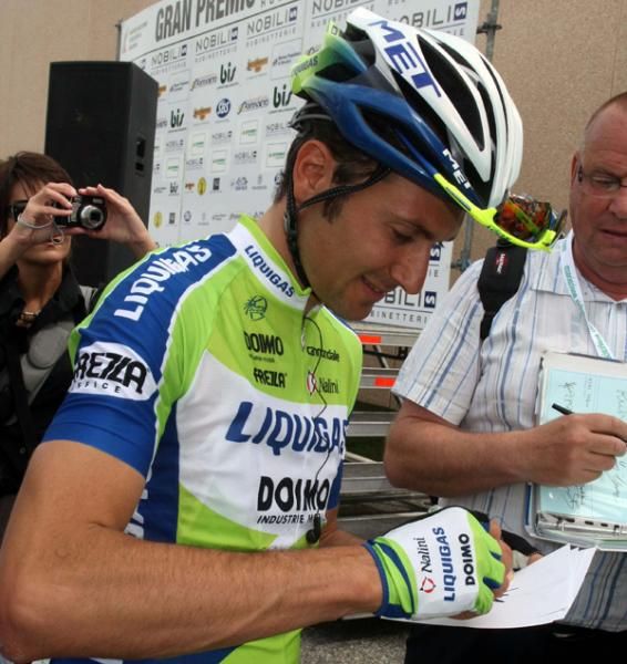 Basso signs on