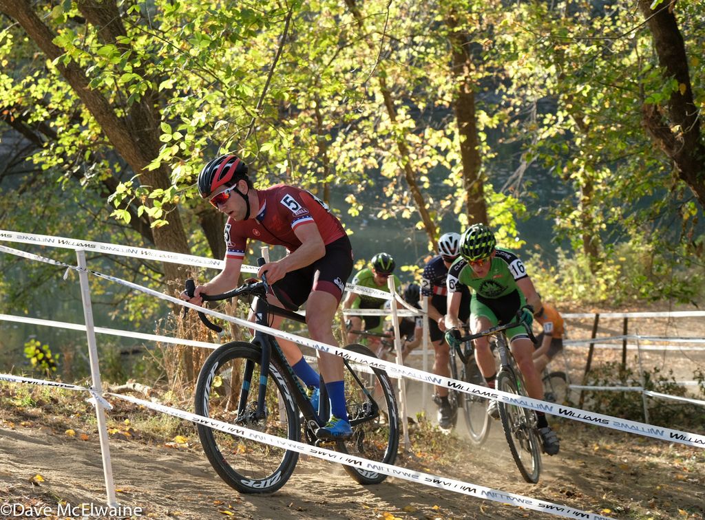 Tobin Ortenblad (Santa Cruz) leading the race during the opening laps