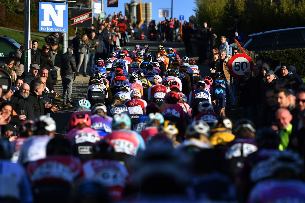 The women&#039;s peloton racing at Omloop Het Nieuwsblad