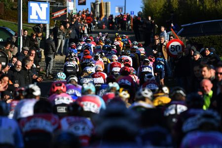 The women's peloton racing at Omloop Het Nieuwsblad