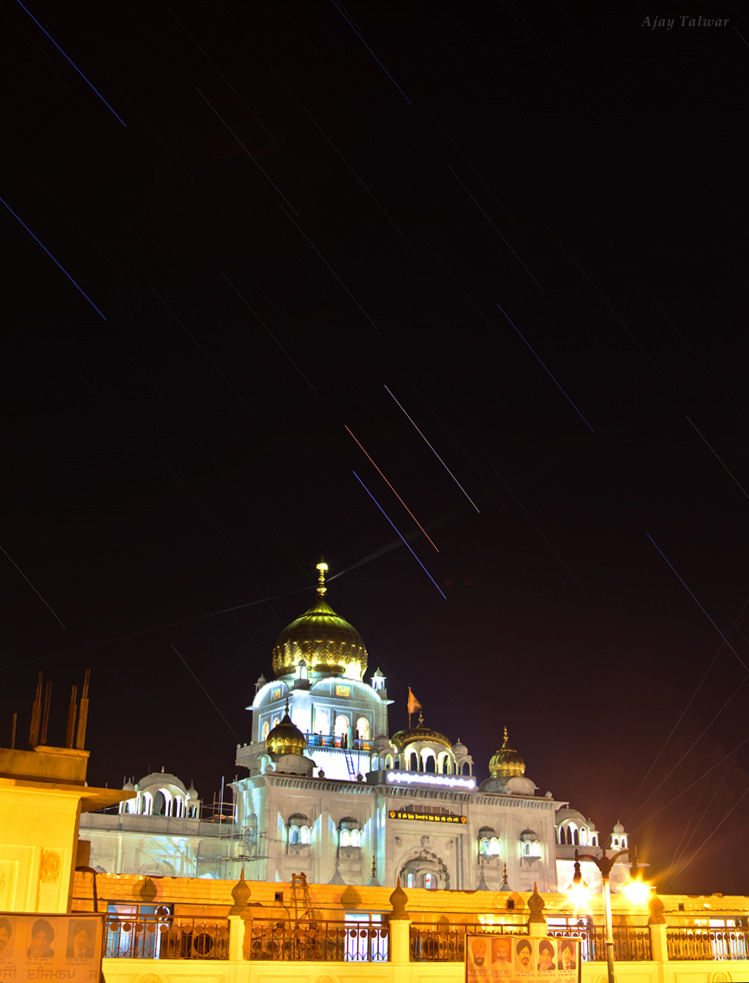 Mars, Saturn and Spica Over Illuminated Delhi Landmark