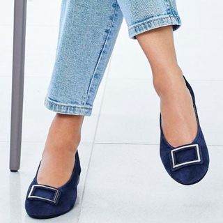 buckle fronted navy pumps