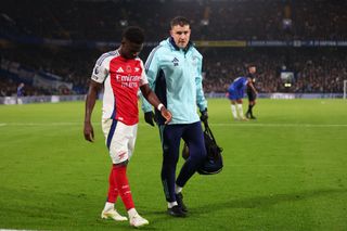 LONDON, ENGLAND - NOVEMBER 10: Bukayo Saka of Arsenal leaves the game injured during the Premier League match between Chelsea FC and Arsenal FC at Stamford Bridge on November 10, 2024 in London, England. (Photo by Marc Atkins/Getty Images)