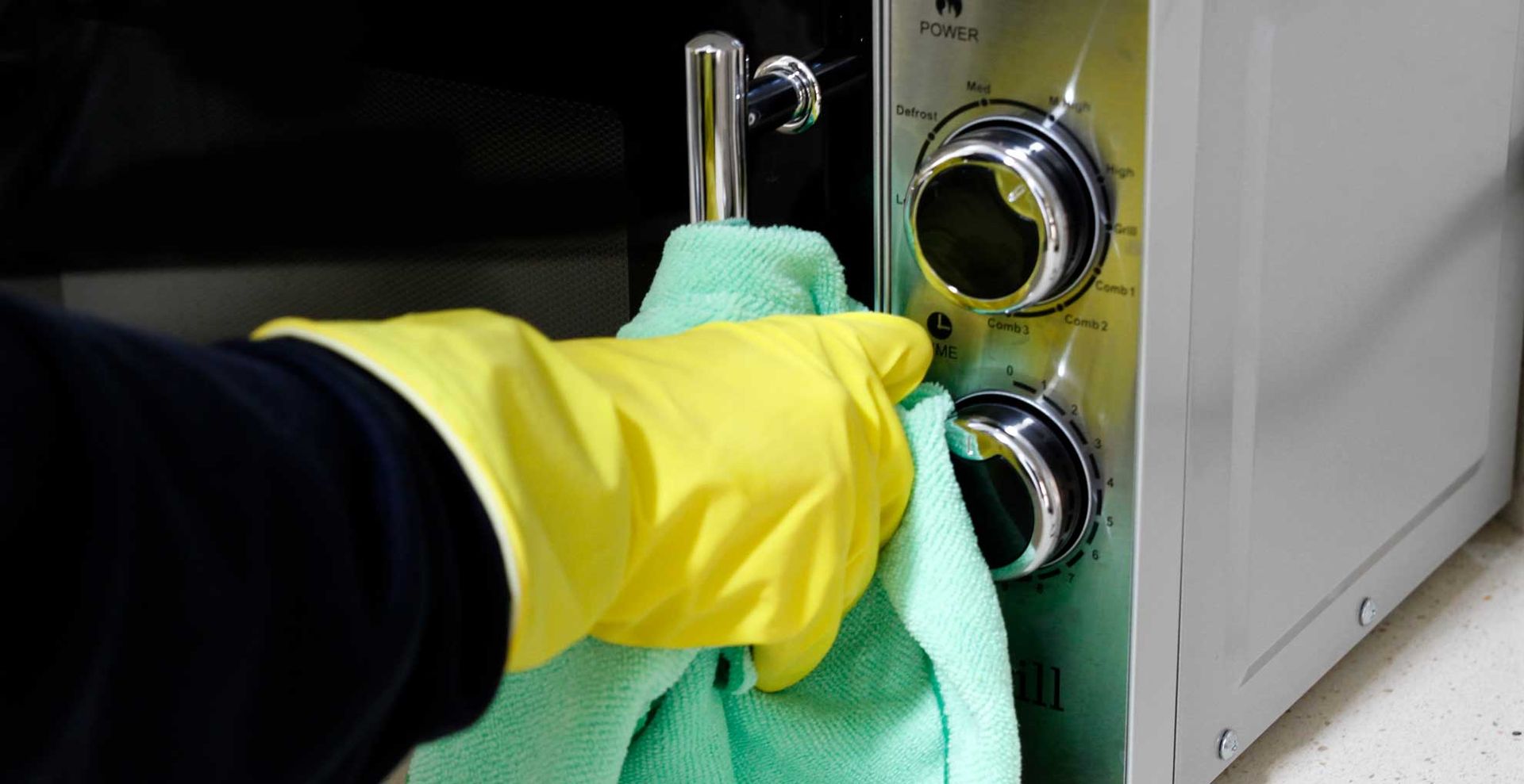 cleaning the door handle when cleaning a microwave