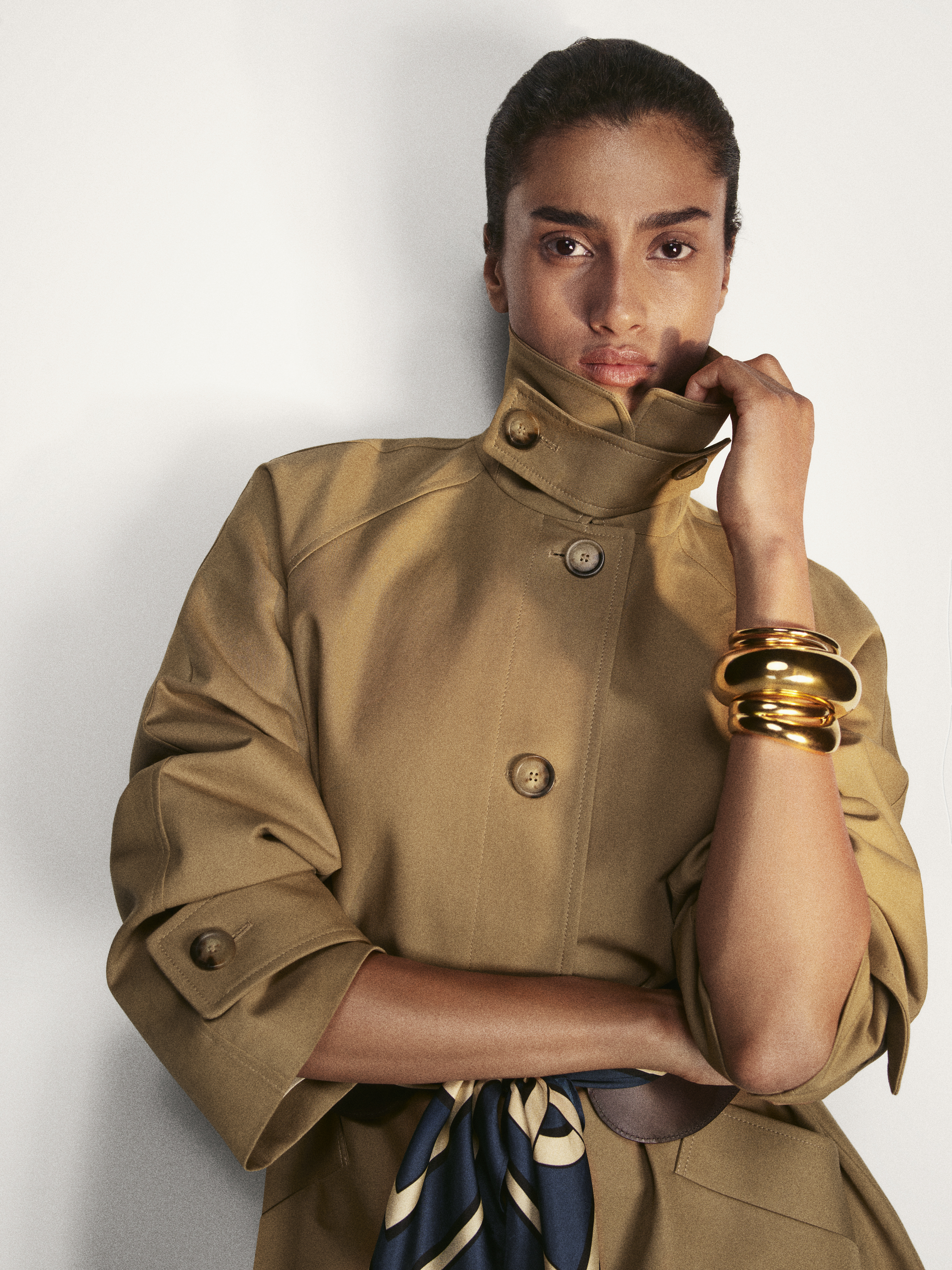 S&amp;eacute;zane trench coat gold bangle