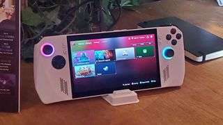 Witte Asus ROG Ally-handheld op een tafel