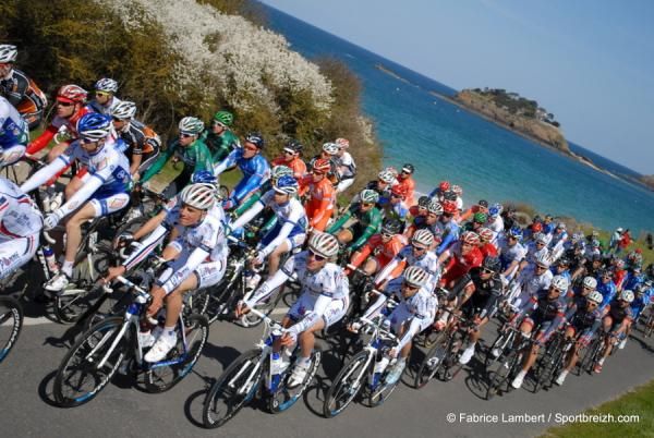 The peloton reach l'anse du Guesclin