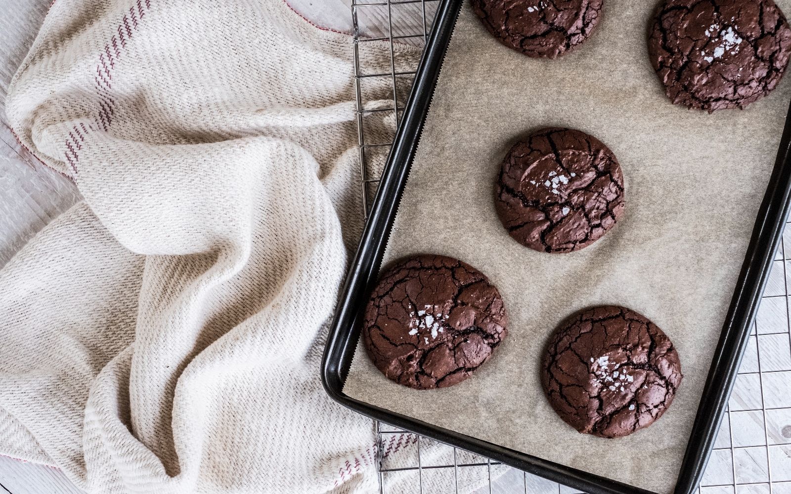 How to clean a baking sheet according to professionals