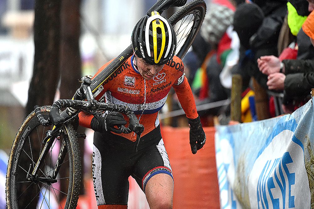 Fleur Nagengast shoulders her bike at Worlds