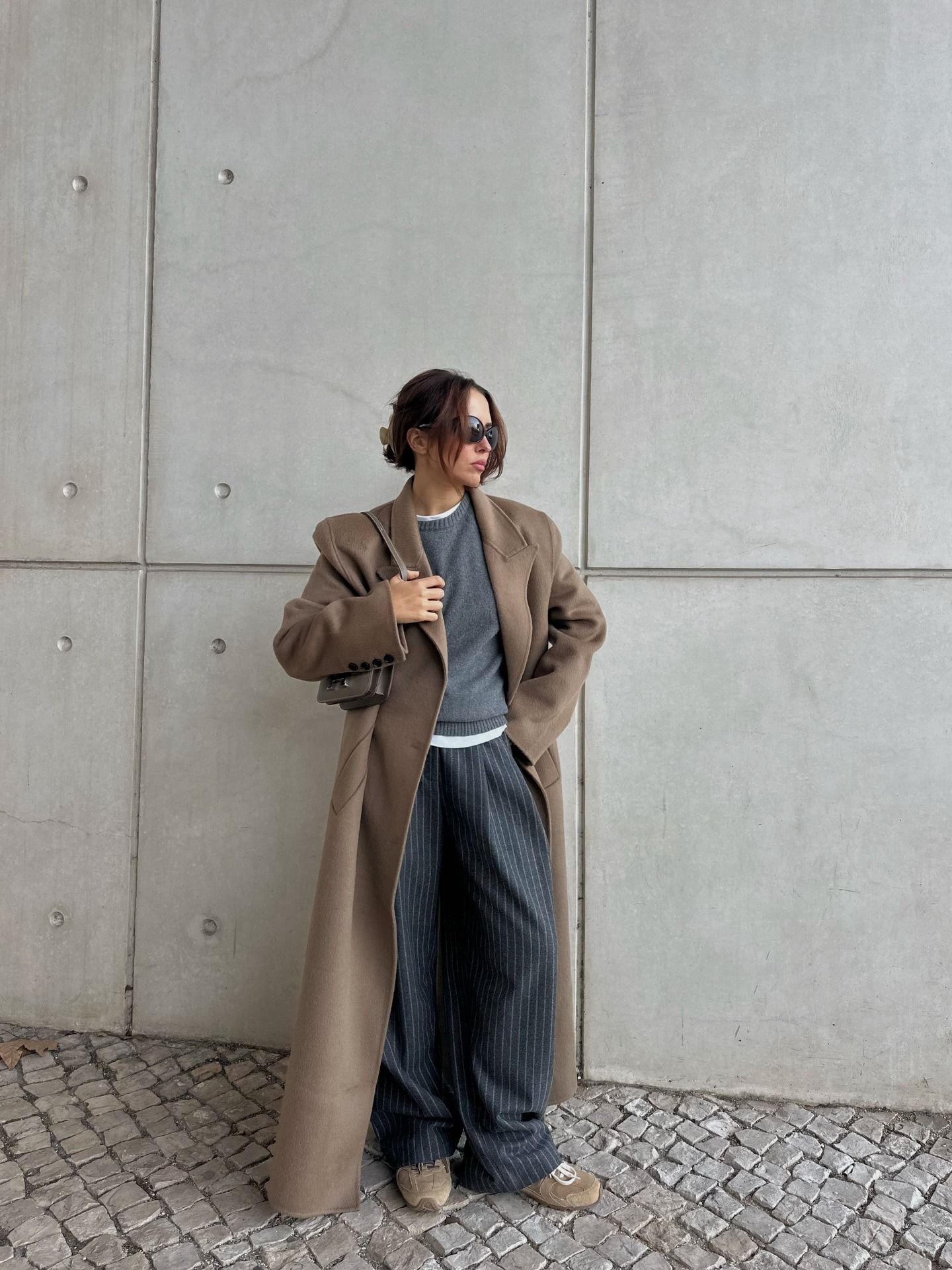 @deborabrosa wearing brown sneakers, one of 2026's biggest trends.