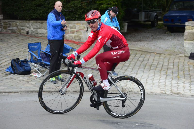 Fans watch the recon as Joaquim Rodr&iacute;guez (Katusha) climbs the Mur