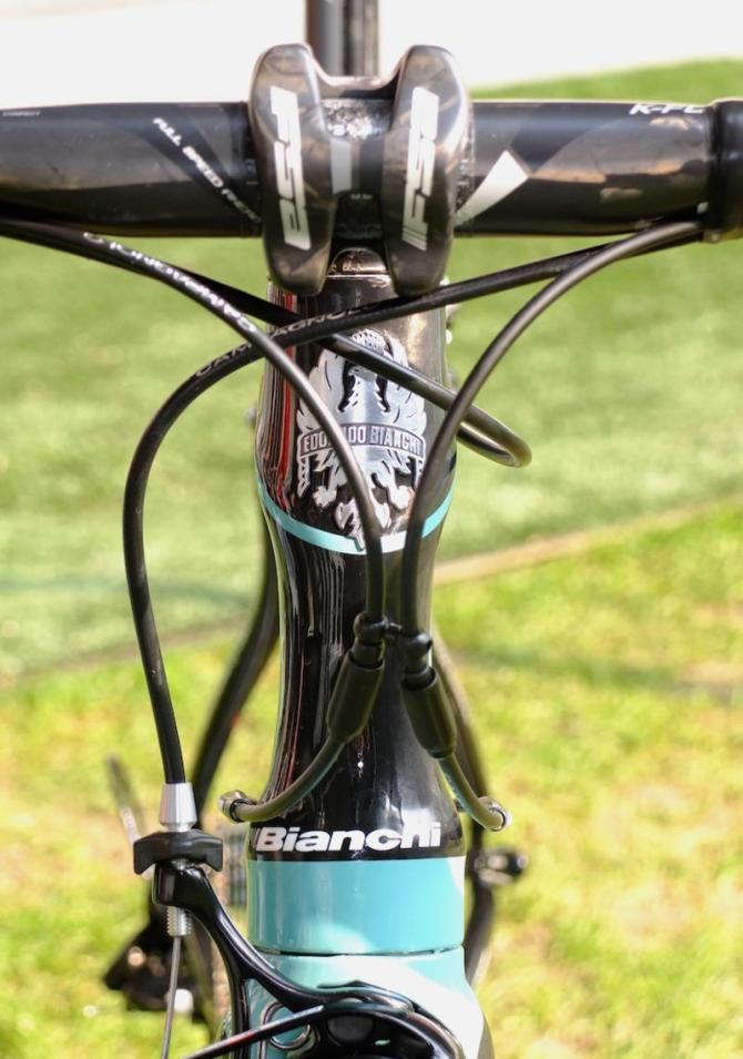 Frontal view of the hourglass shaped aero head tube