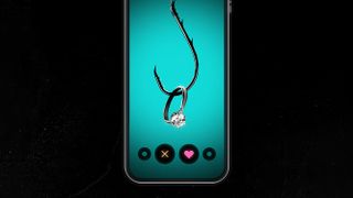 En promobild för The Tinder Swindler som visar en mobil med en bild på en fiskekrok med en diamantring runt kroken.